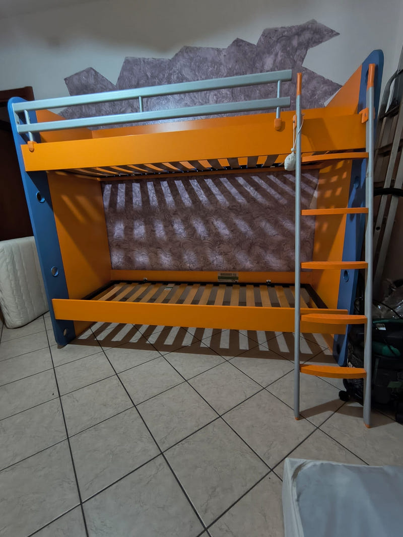 Cameretta con cabina armadio e letto a castello