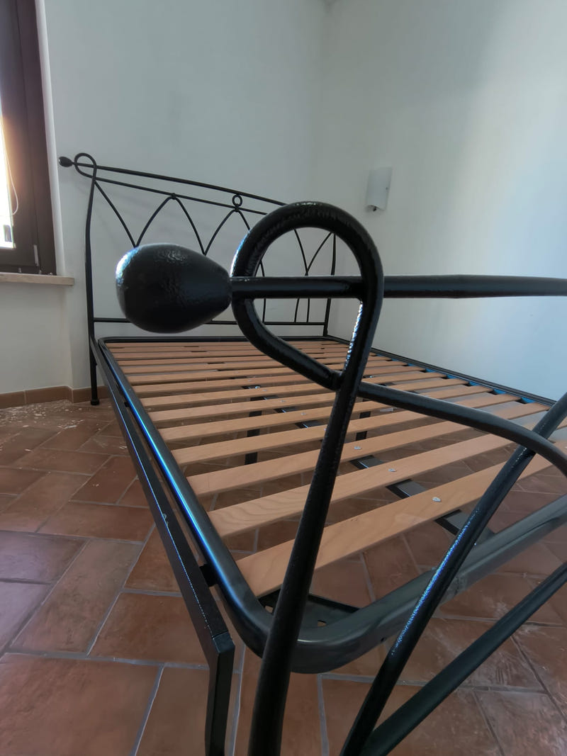 Letto matrimoniale in ferro con rete a doghe