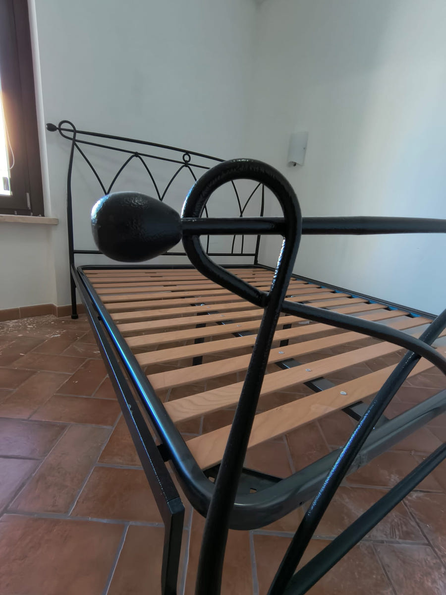 Letto matrimoniale in ferro con rete a doghe