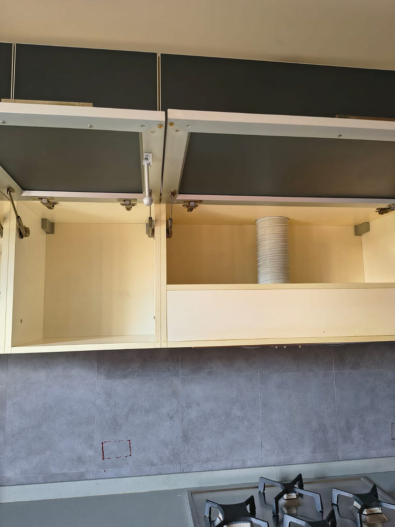 Cucina lineare con pensili a vasistas