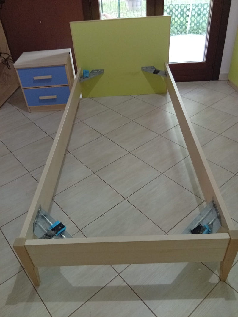 Cameretta a ponte con letto singolo