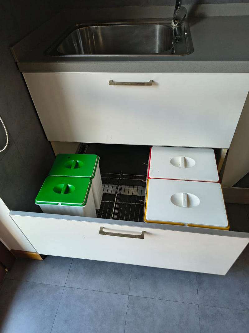 Cucina lineare con pensili a vasistas