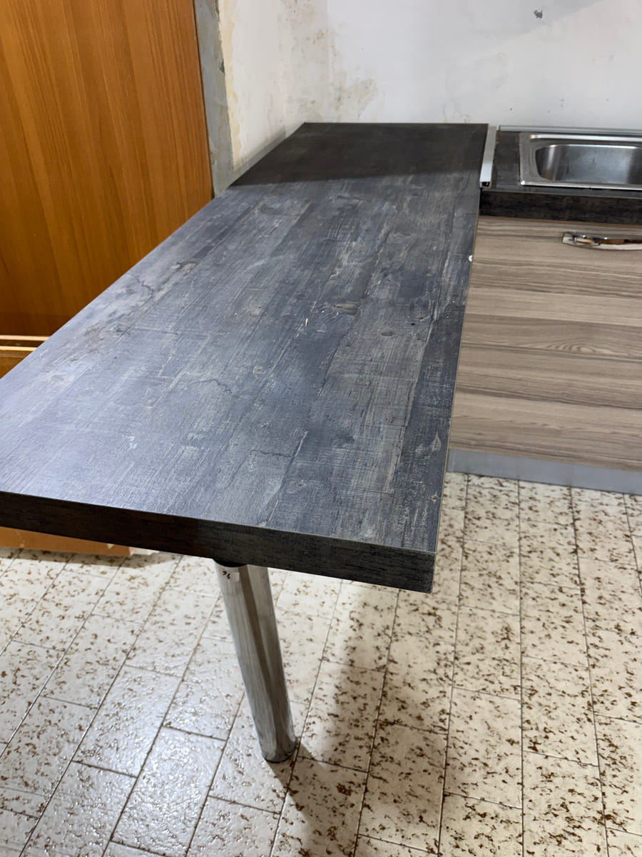 Cucina lineare con penisola