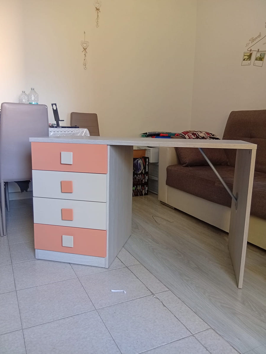 Scrivania con cassettiera