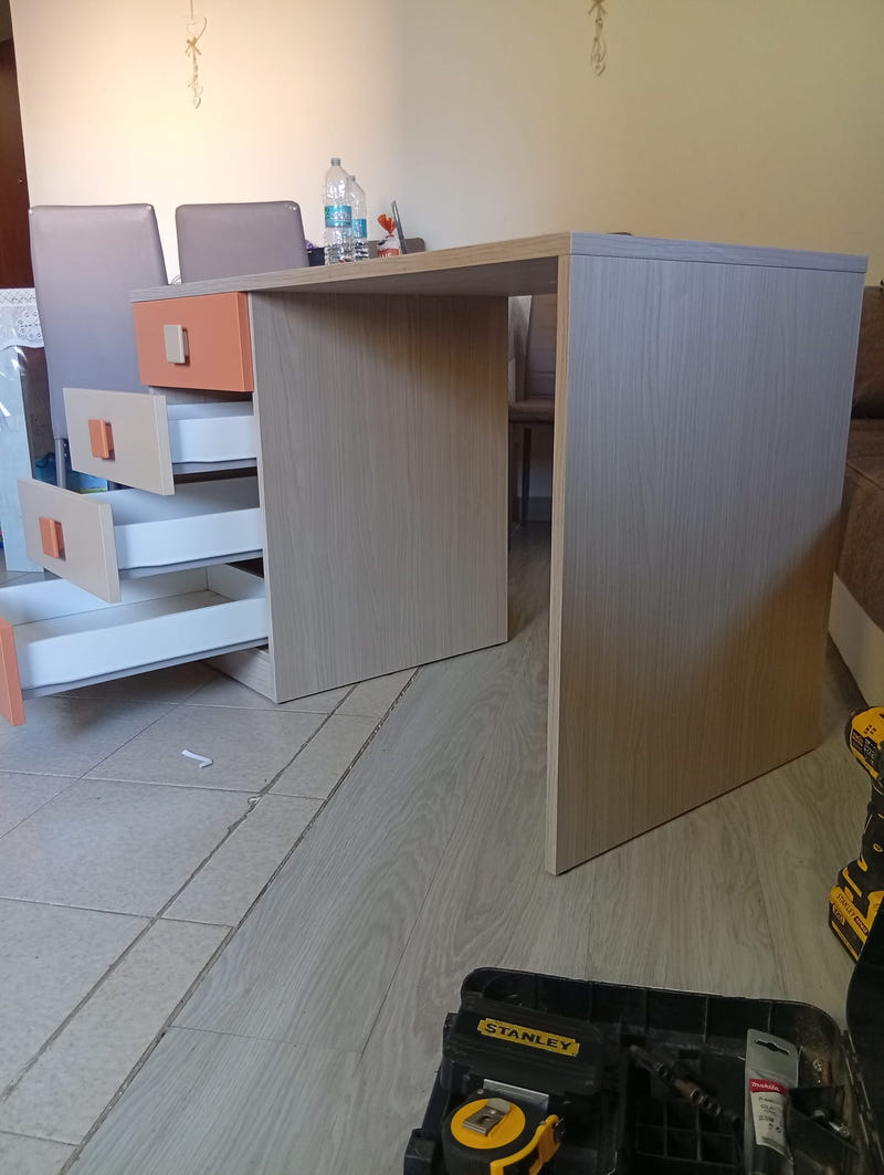 Scrivania con cassettiera