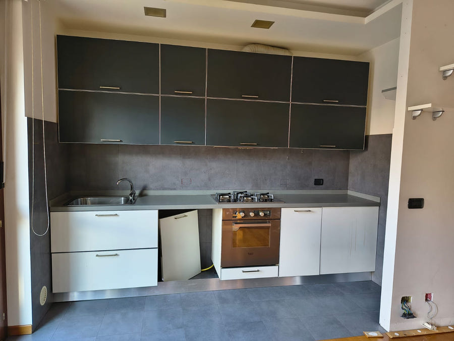 Cucina lineare con pensili a vasistas