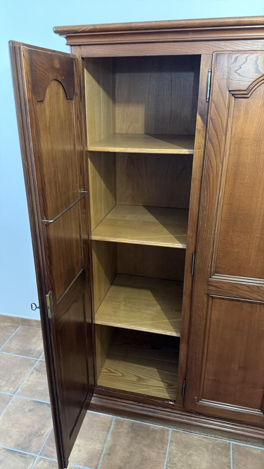 Armadio basso in legno