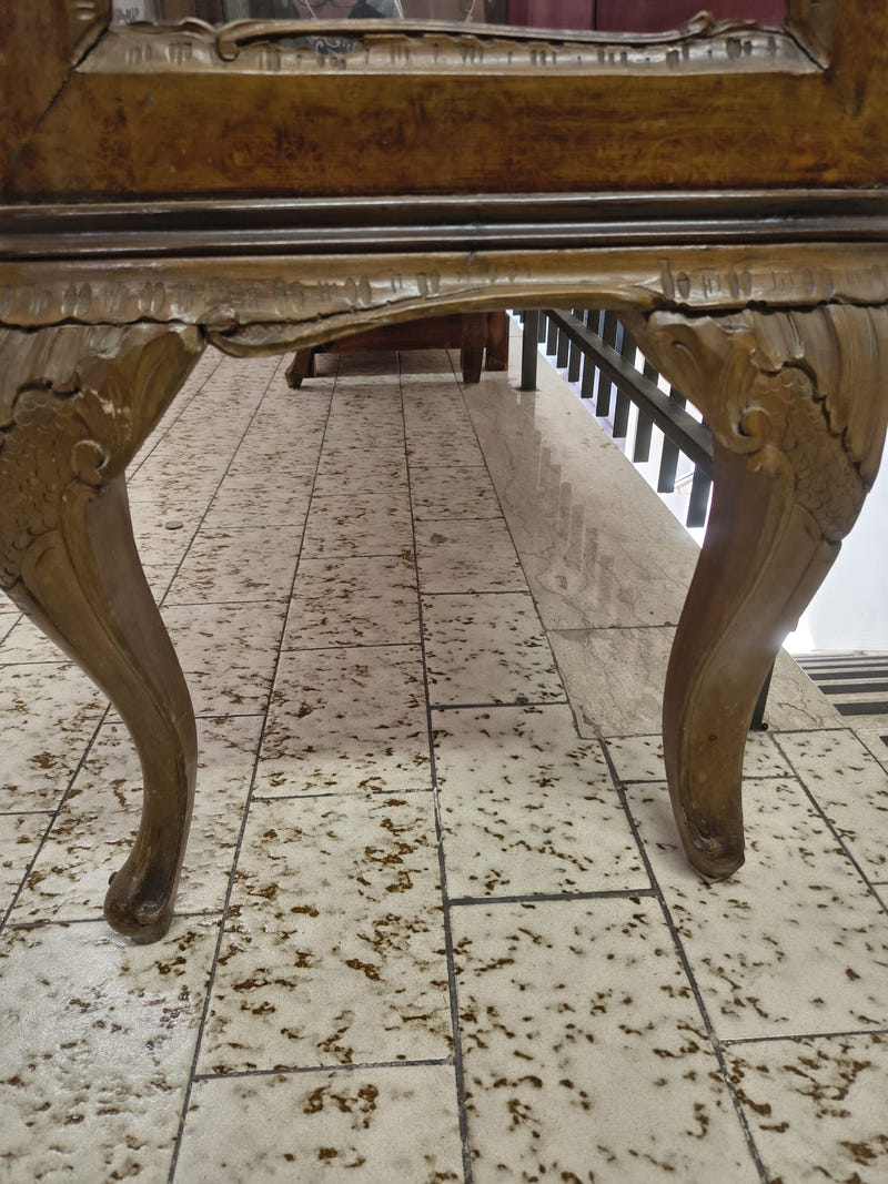Vetrina in legno radica di noce