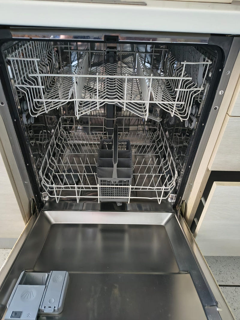 Cucina lineare con elettrodomestici