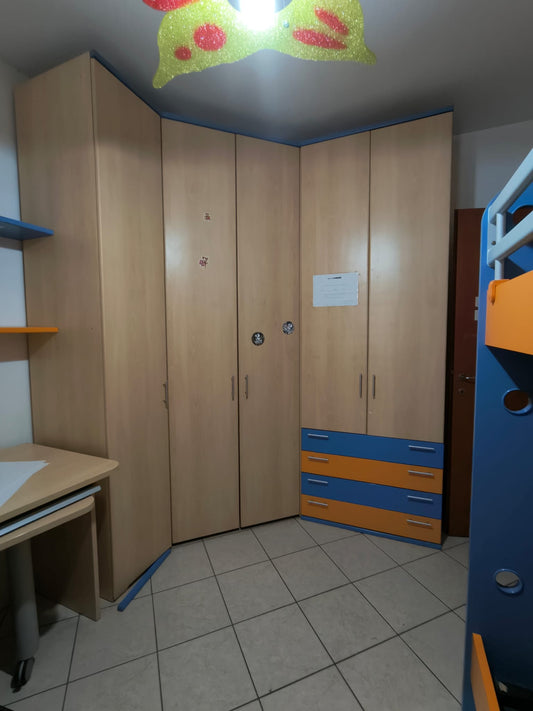 Cameretta con cabina armadio e letto a castello