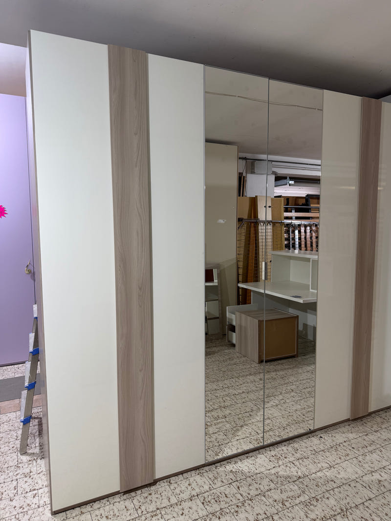 Armadio moderno e di qualità con accessori interni