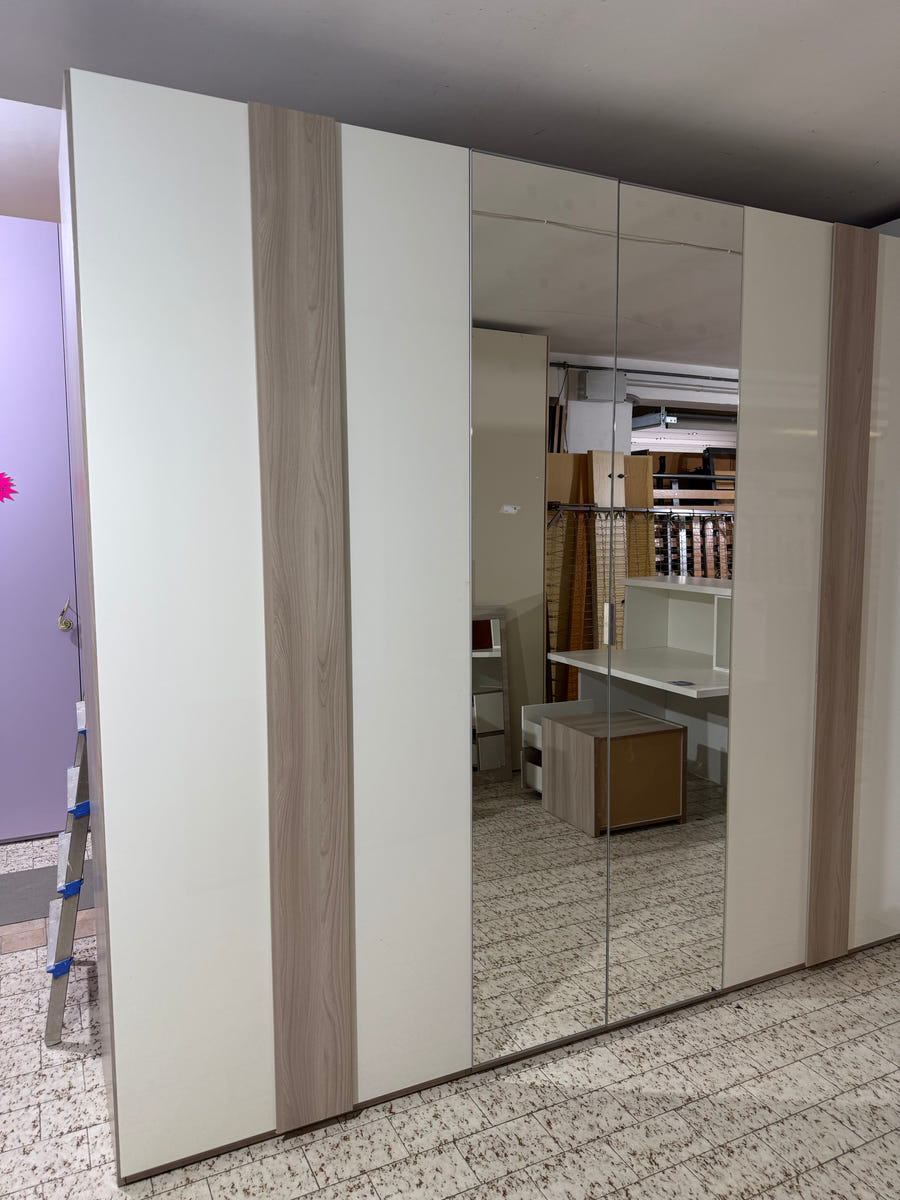 Armadio moderno e di qualità con accessori interni