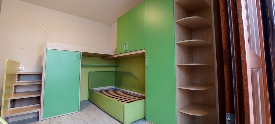 Cameretta a soppalco angolare con letto contenitore