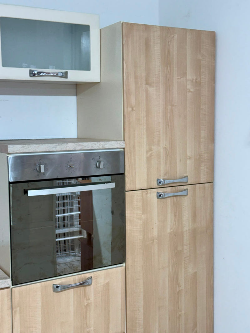 Cucina lineare con elettrodomestici