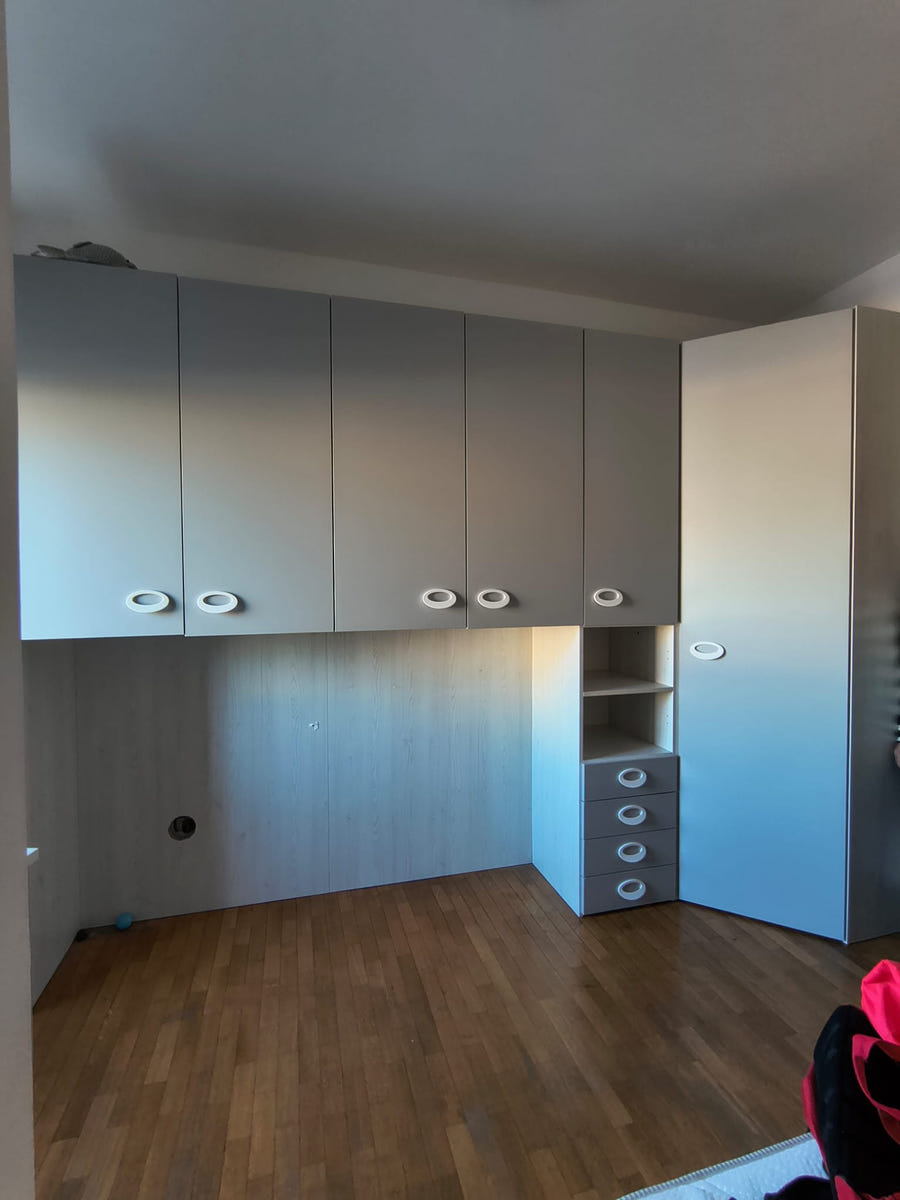 Cameretta a ponte angolare (cabina armadio) e cassettiera