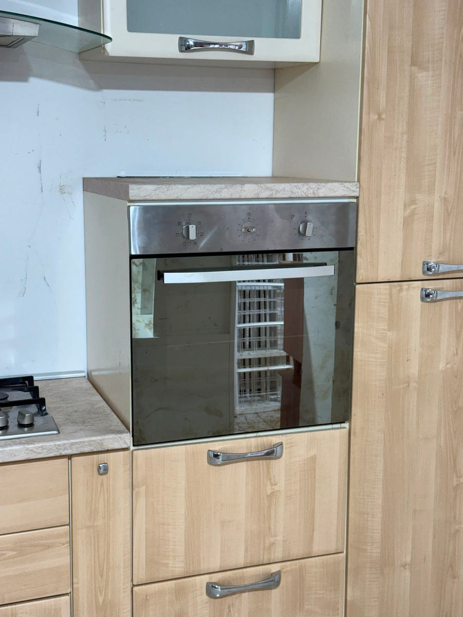 Cucina lineare con elettrodomestici