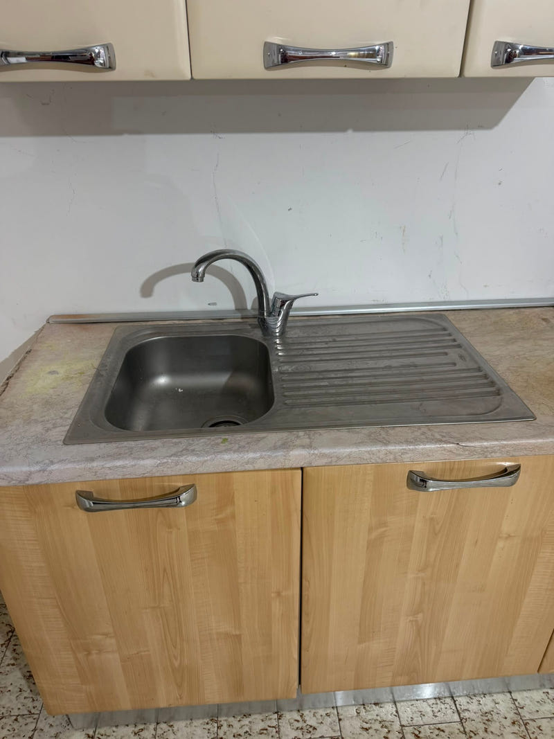 Cucina lineare con elettrodomestici