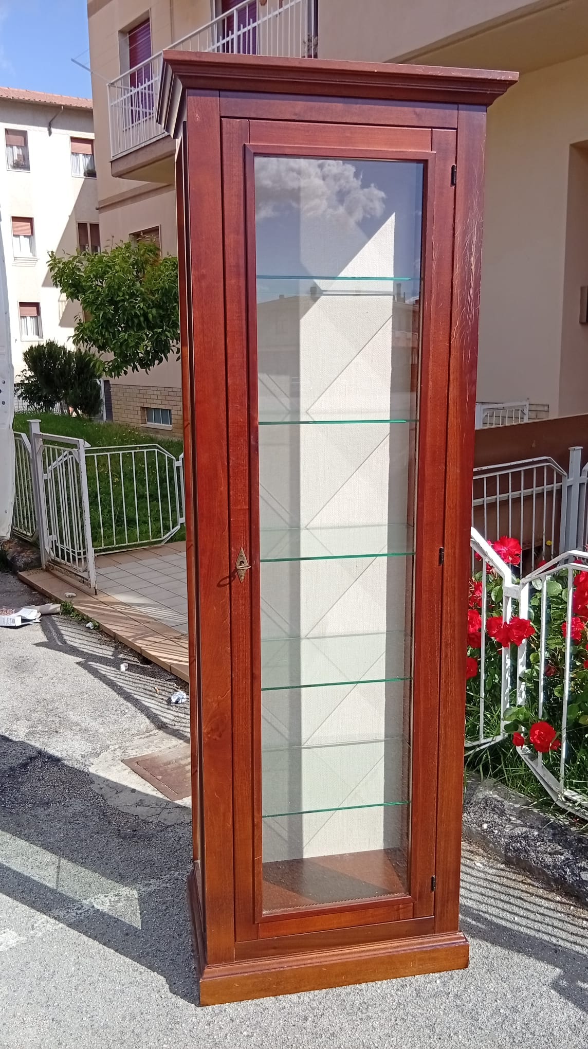 Vetrina a colonna con ripiani in vetro