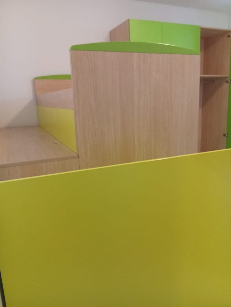 Cameretta a soppalco angolare con letto contenitore