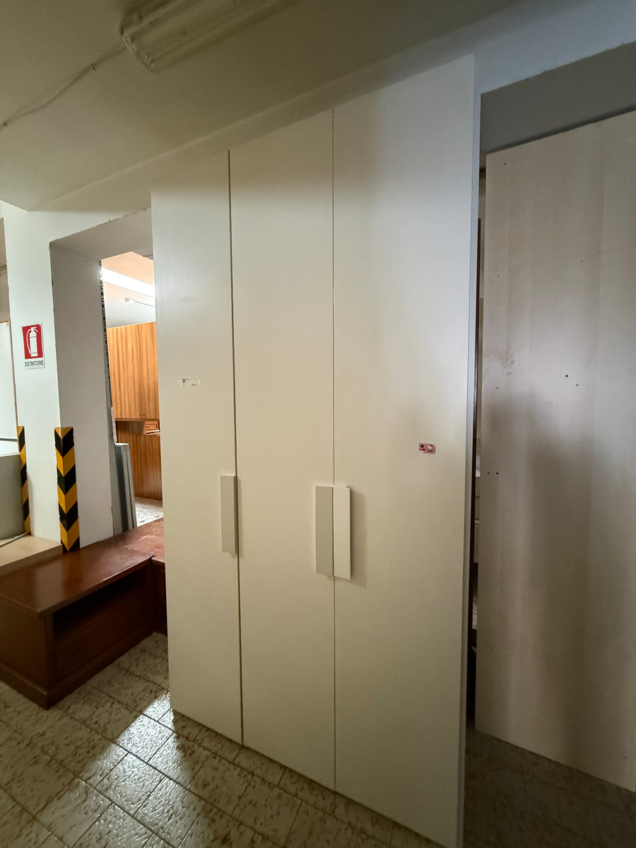 Armadio a 3 ante con doppia cassettiera interna