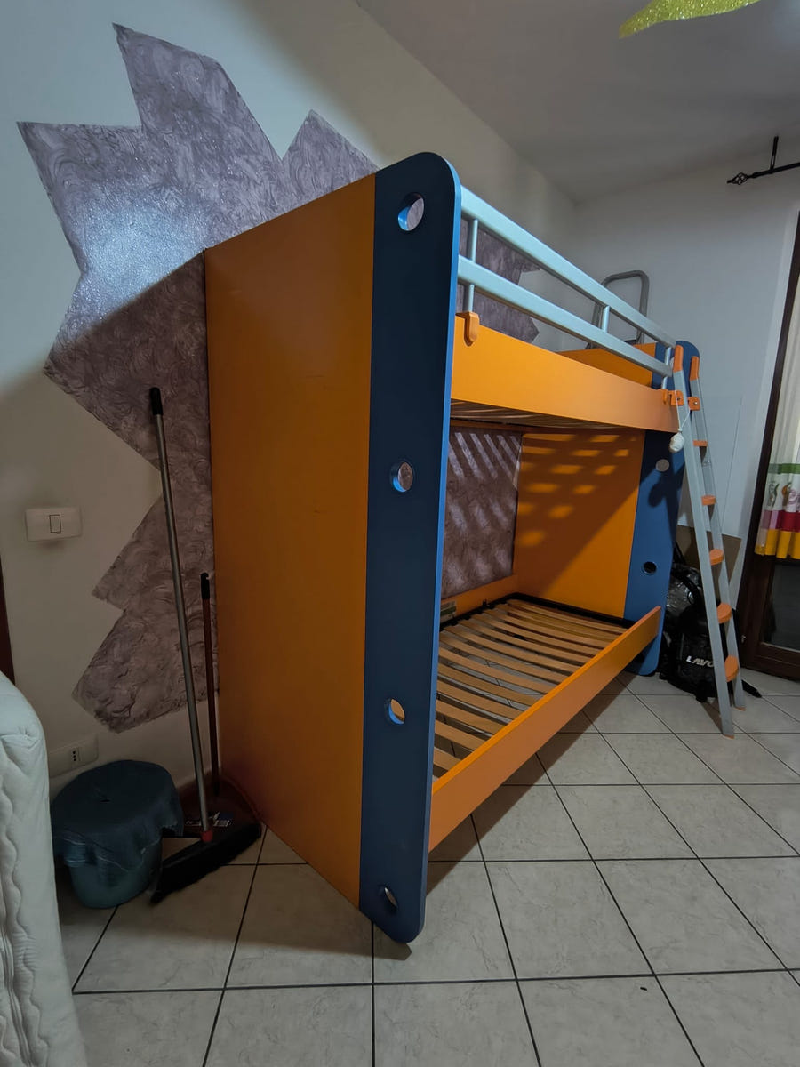 Cameretta con cabina armadio e letto a castello