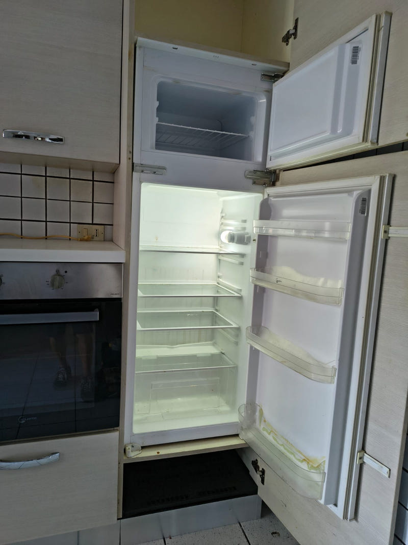 Cucina lineare con elettrodomestici