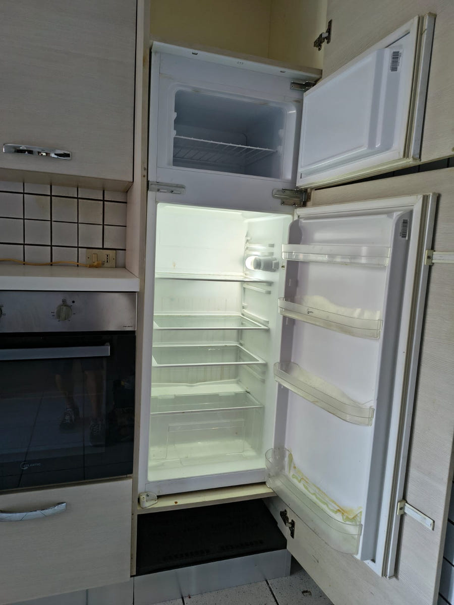 Cucina lineare con elettrodomestici
