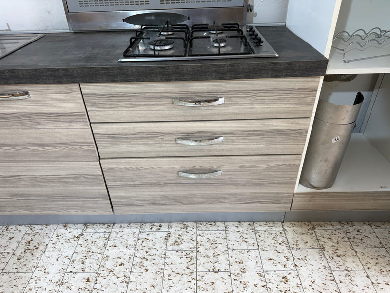 Cucina lineare con penisola