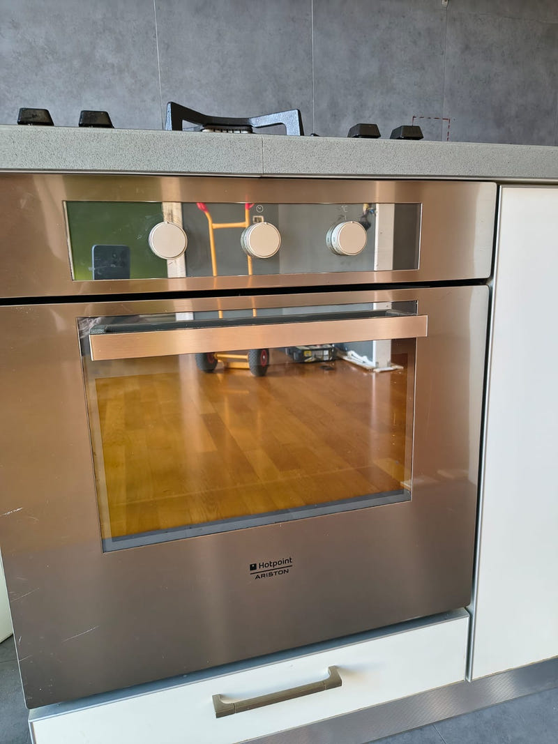 Cucina lineare con pensili a vasistas