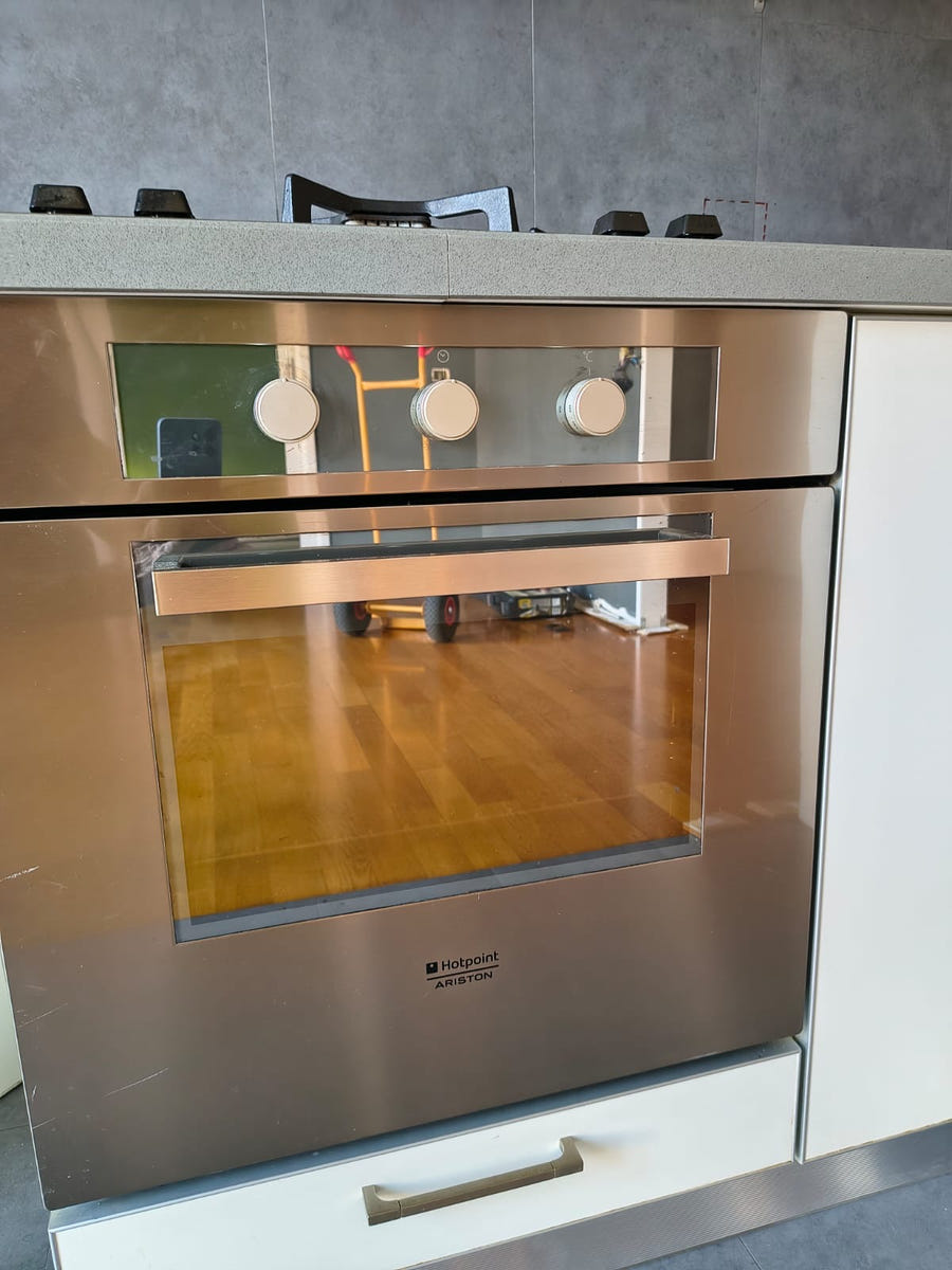 Cucina lineare con pensili a vasistas