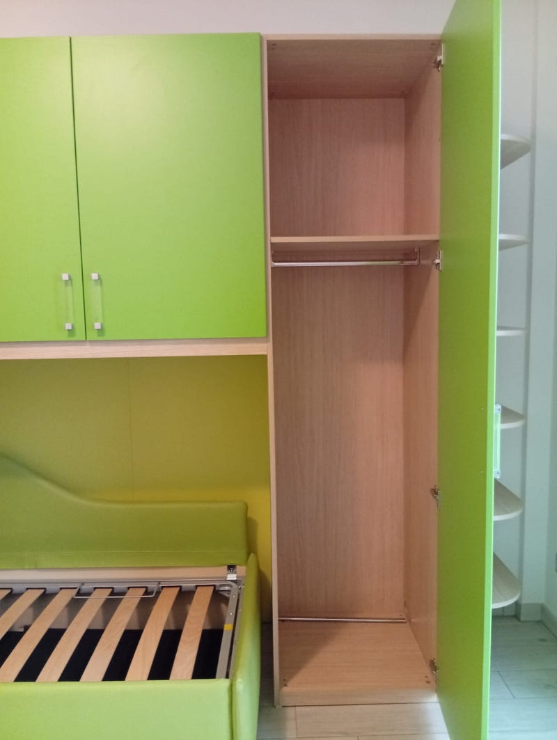Cameretta a soppalco angolare con letto contenitore