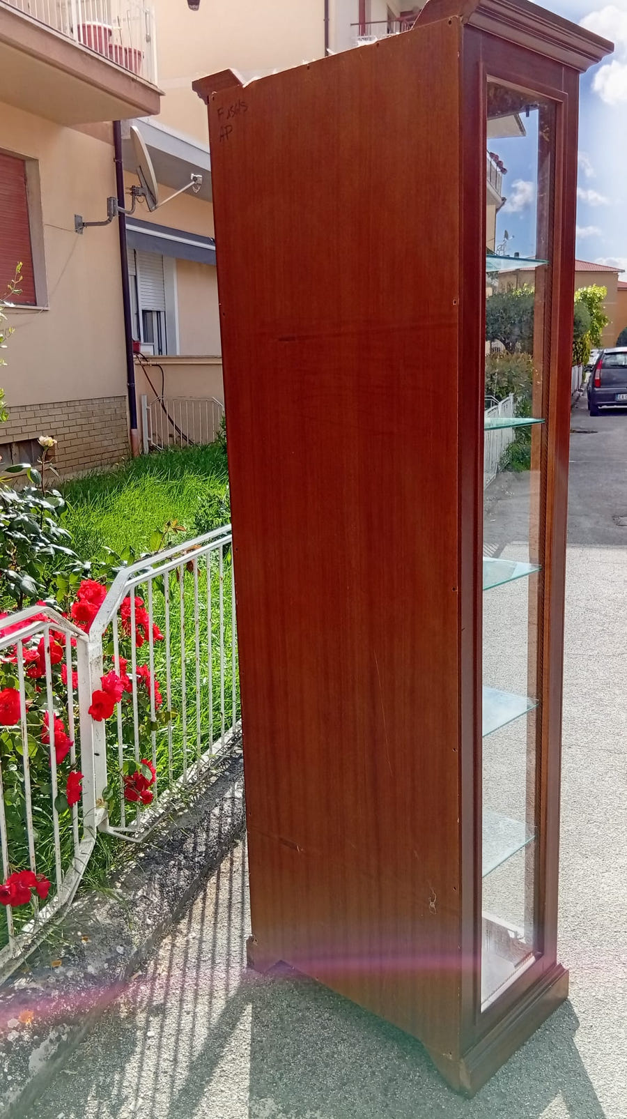 Vetrina a colonna con ripiani in vetro