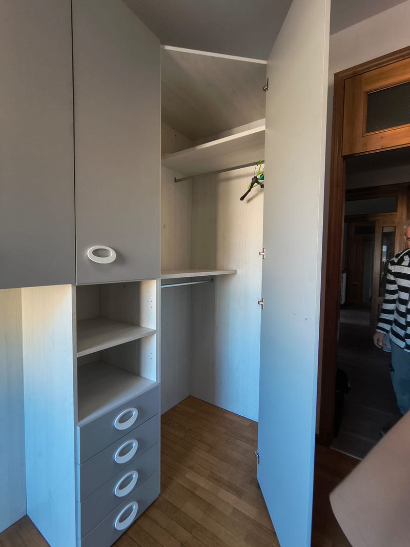 Cameretta a ponte angolare (cabina armadio) e cassettiera