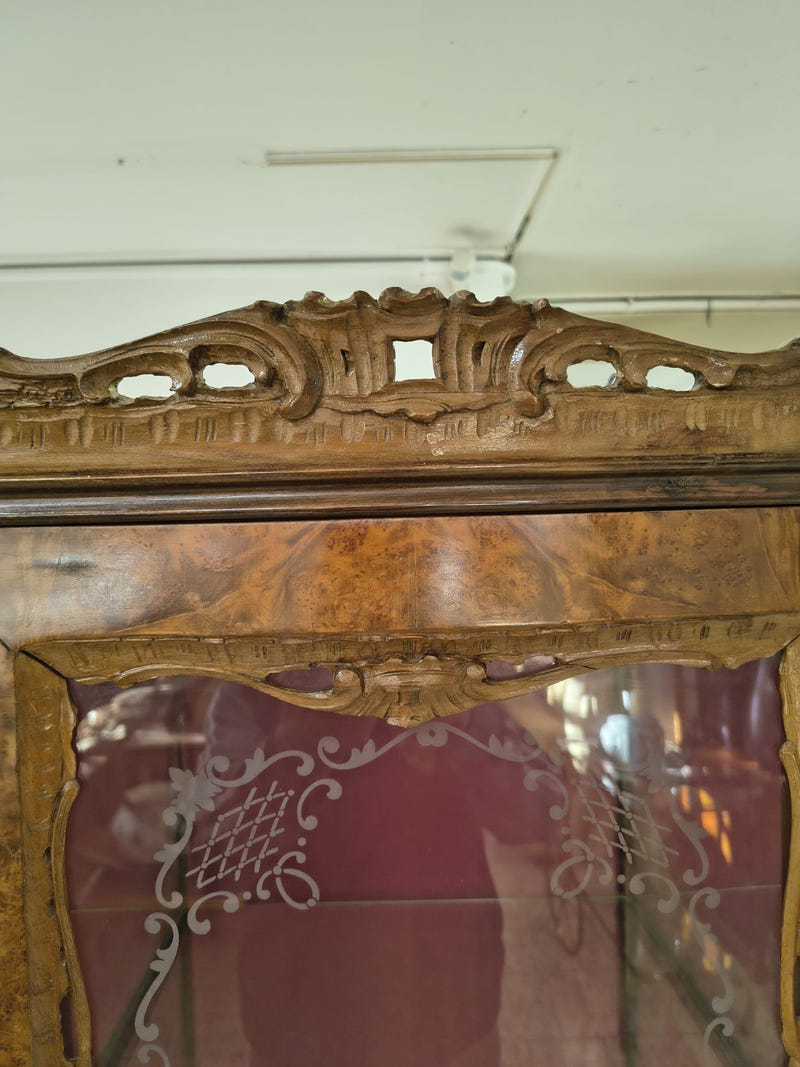 Vetrina in legno radica di noce