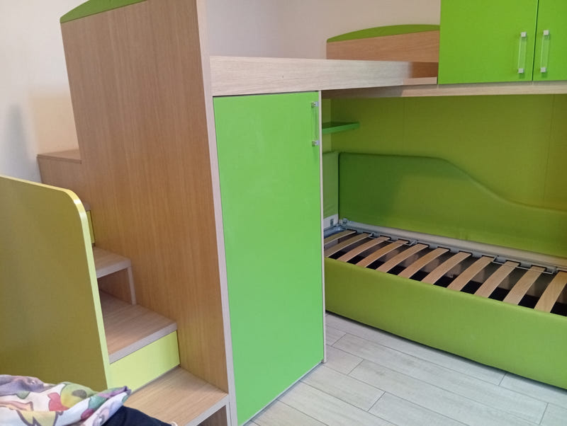 Cameretta a soppalco angolare con letto contenitore