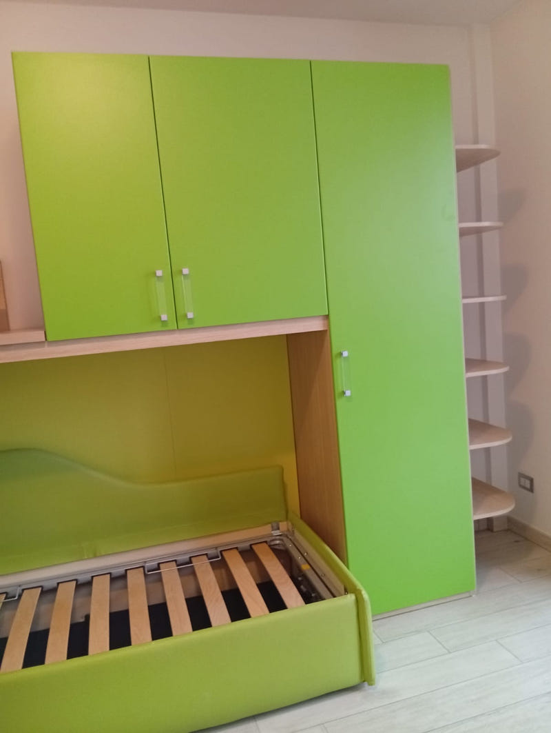 Cameretta a soppalco angolare con letto contenitore