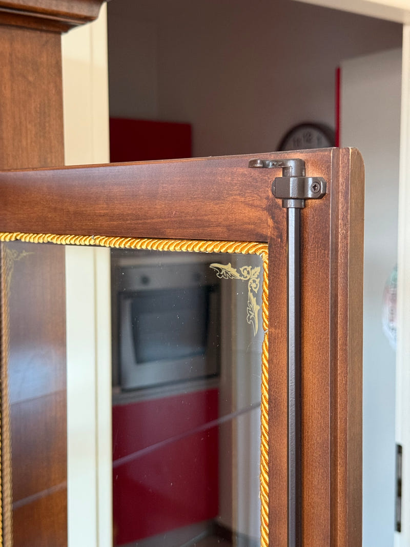 Vetrina in legno con ripiani in vetro