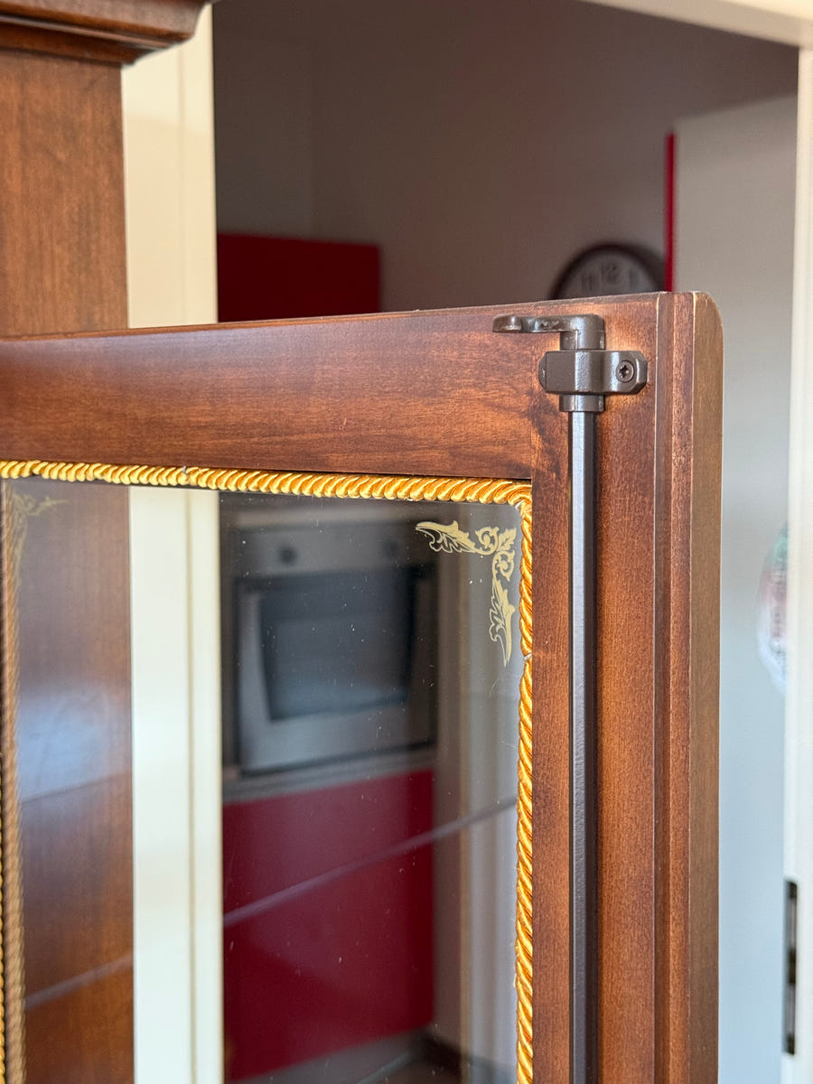 Vetrina in legno con ripiani in vetro