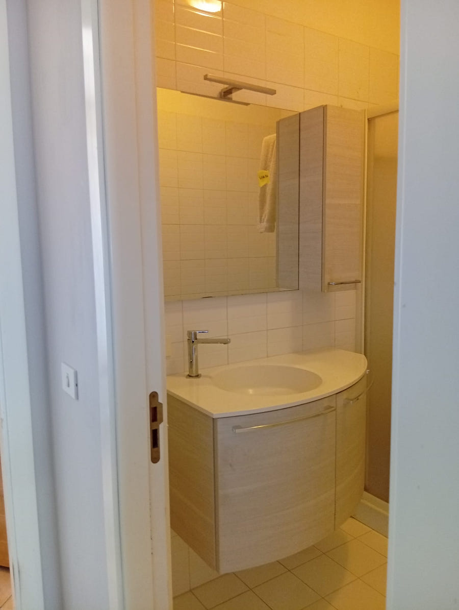 Mobile bagno sospeso con specchio