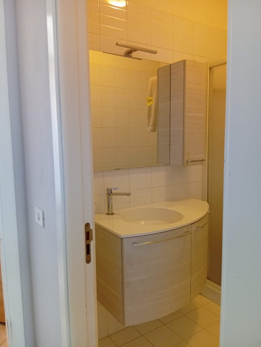 Mobile bagno sospeso con specchio