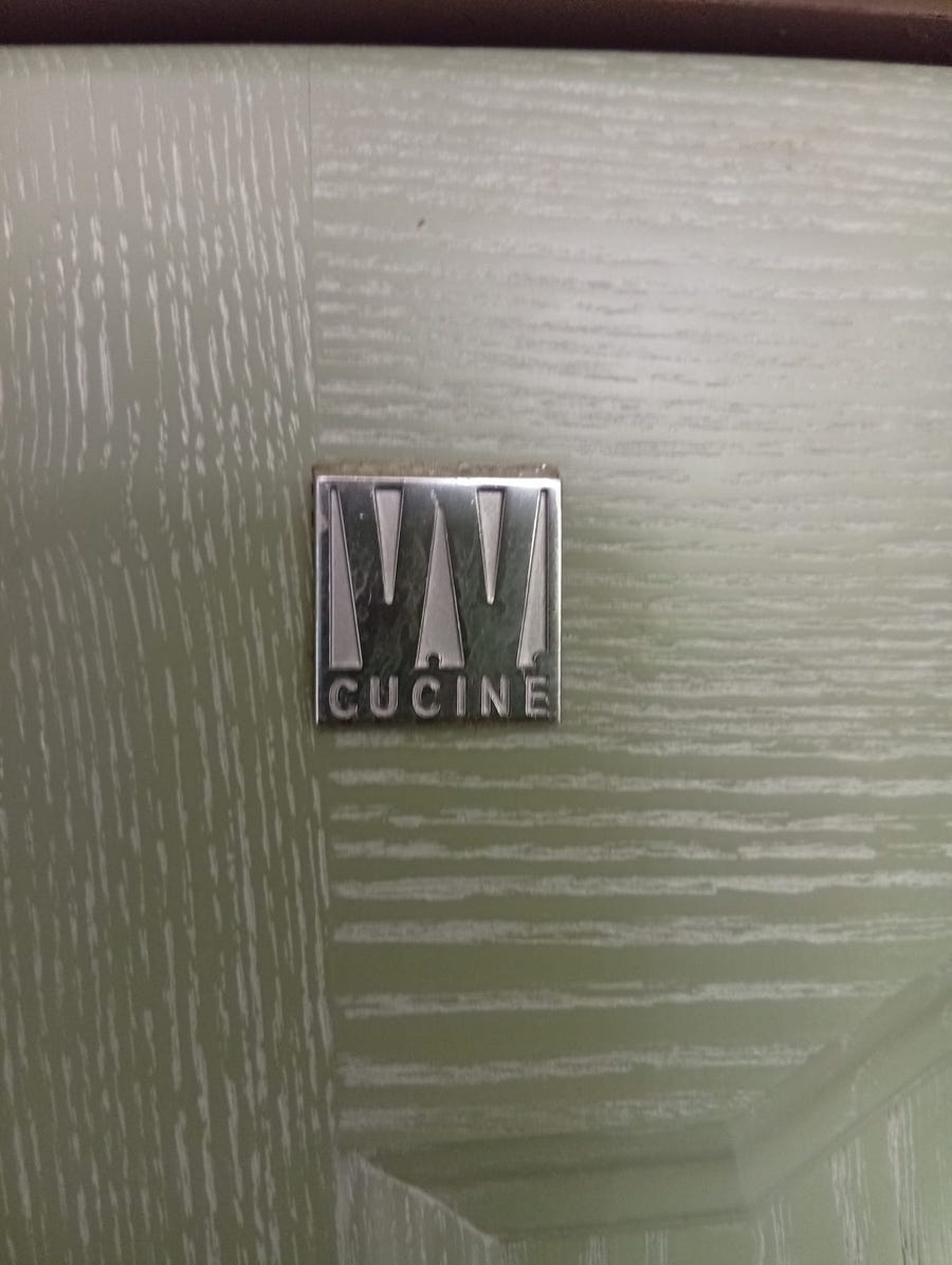 Cucina in legno lineare con elettrodomestici