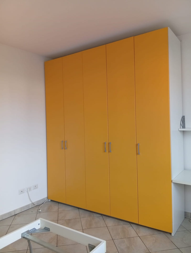 Cameretta: armadio+2 letti+scrivania+comodino