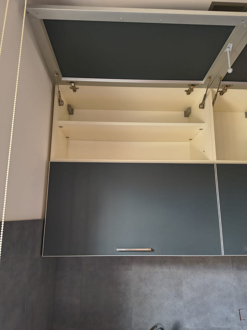 Cucina lineare con pensili a vasistas