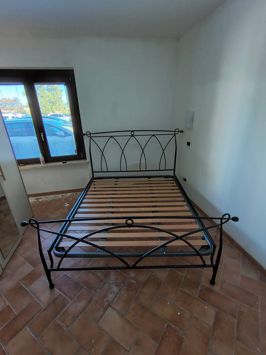 Letto matrimoniale in ferro con rete a doghe
