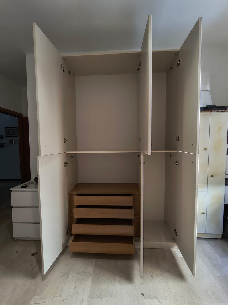 Armadio beige a 3 ante
