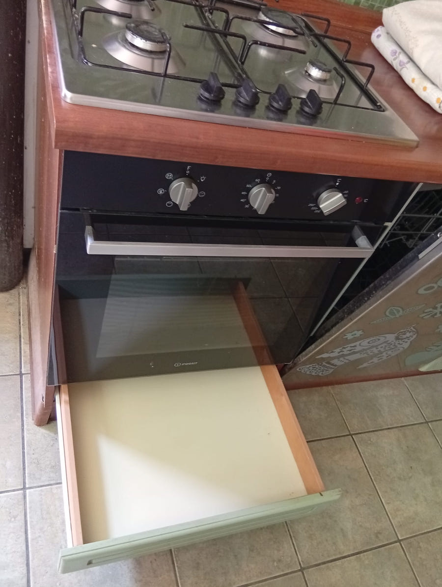 Cucina in legno lineare con elettrodomestici