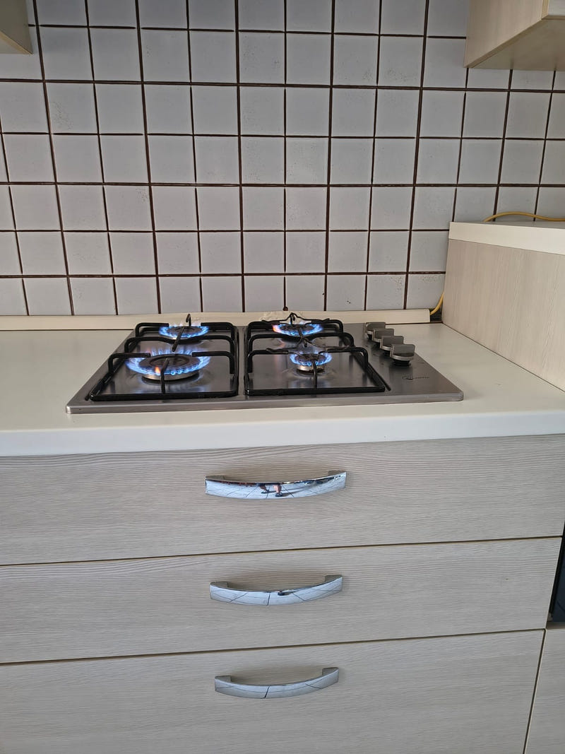 Cucina lineare con elettrodomestici