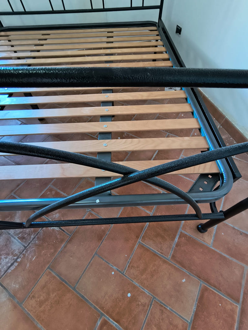 Letto matrimoniale in ferro con rete a doghe