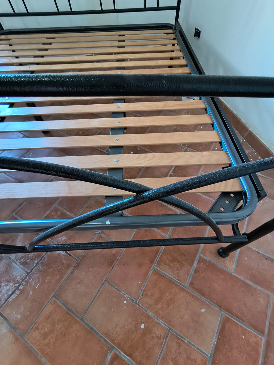 Letto matrimoniale in ferro con rete a doghe