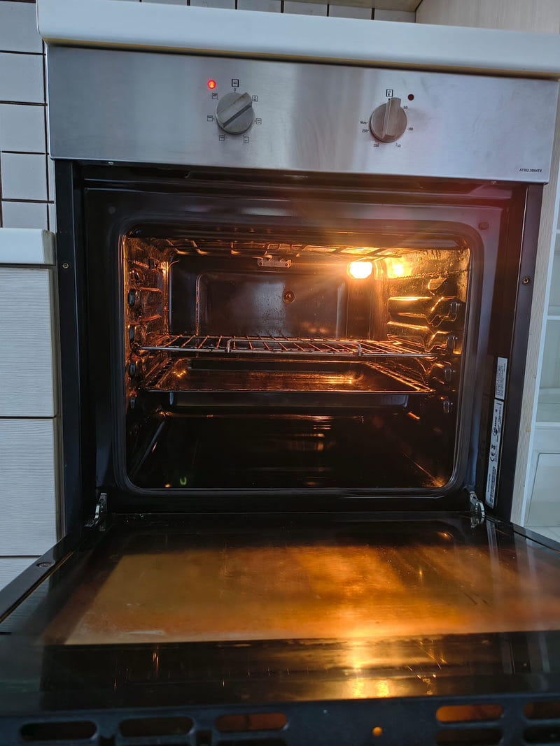 Cucina lineare con elettrodomestici